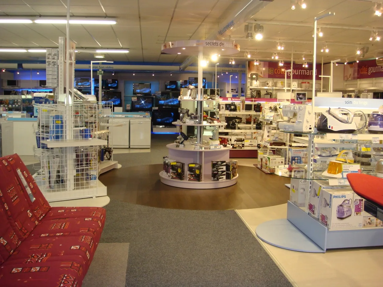 Fourniture et pose de moquettes, sol PVC, parquets flottants, lames LVT